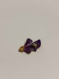 Broche Pierre Cardin vintage émaillée violette – métal doré – signée – avec boîte