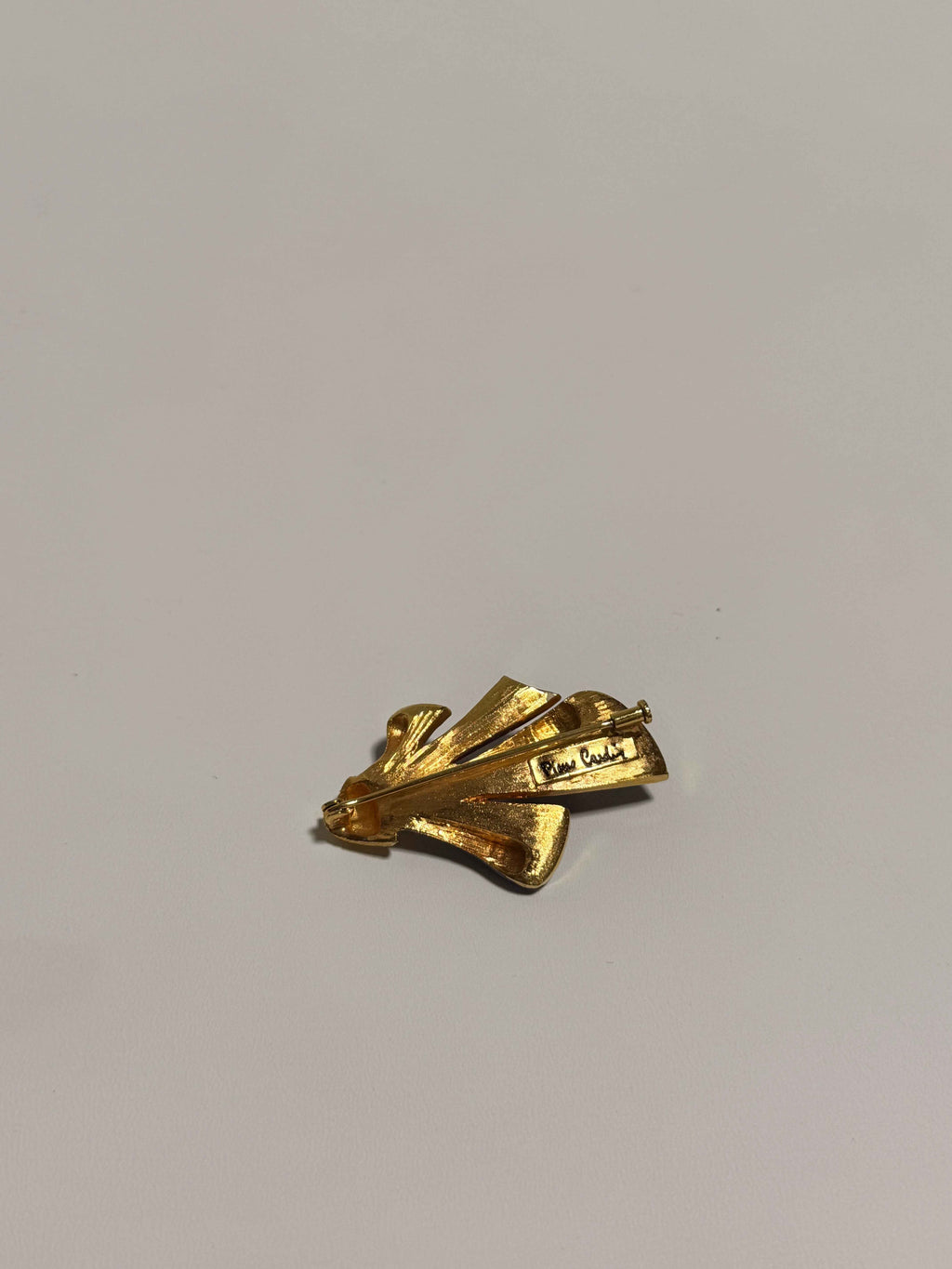 Broche Pierre Cardin vintage émaillée violette – métal doré – signée – avec boîte