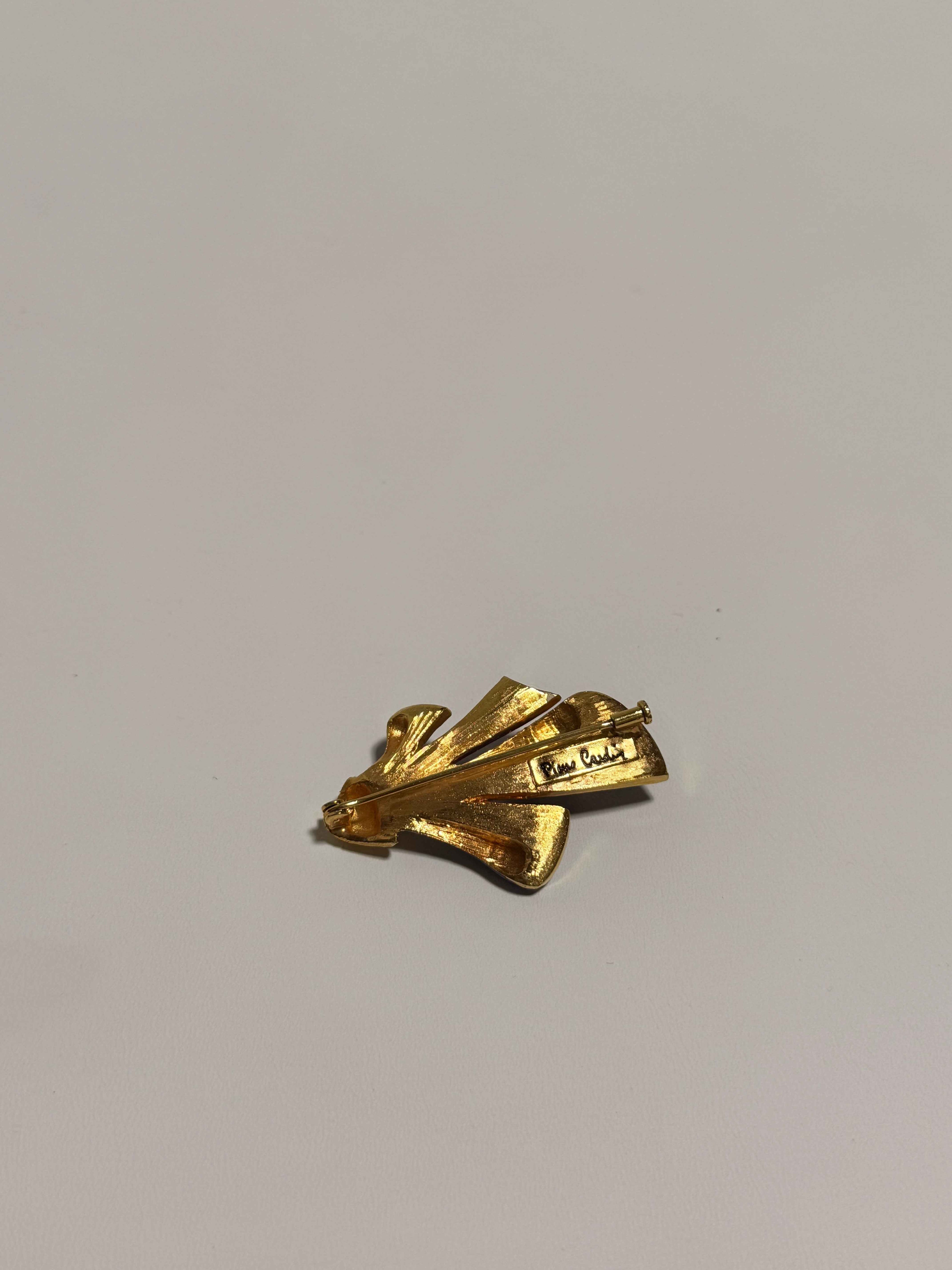 Broche Pierre Cardin vintage émaillée violette – métal doré – signée – avec boîte