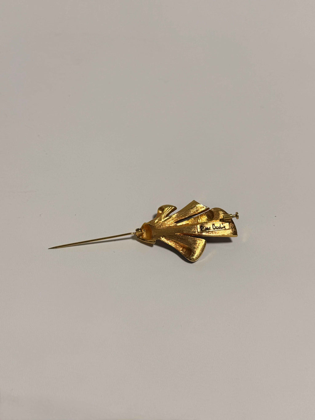 Broche Pierre Cardin vintage émaillée violette – métal doré – signée – avec boîte