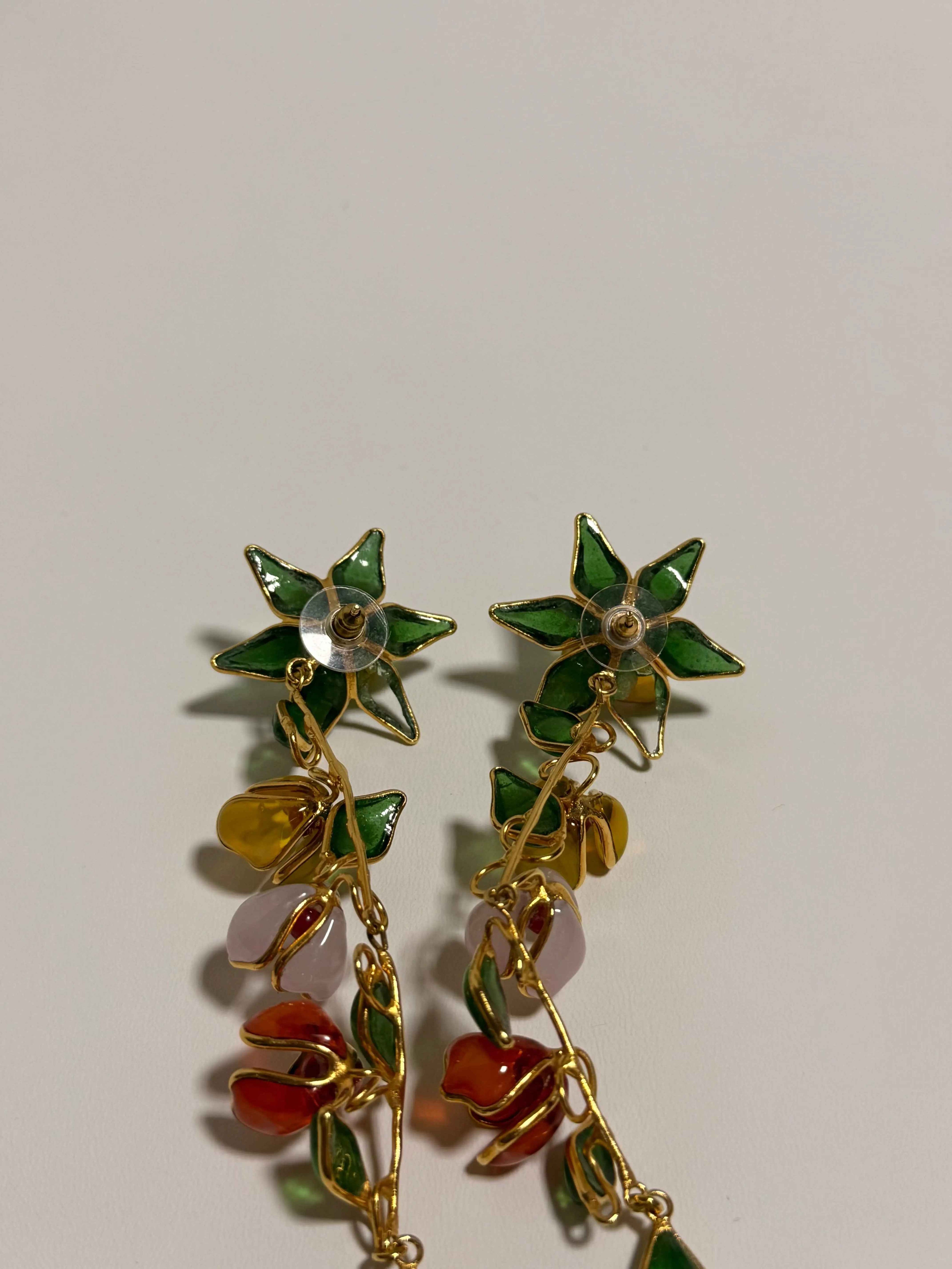 Boucles d’oreilles Augustine – fleurs colorées dorées