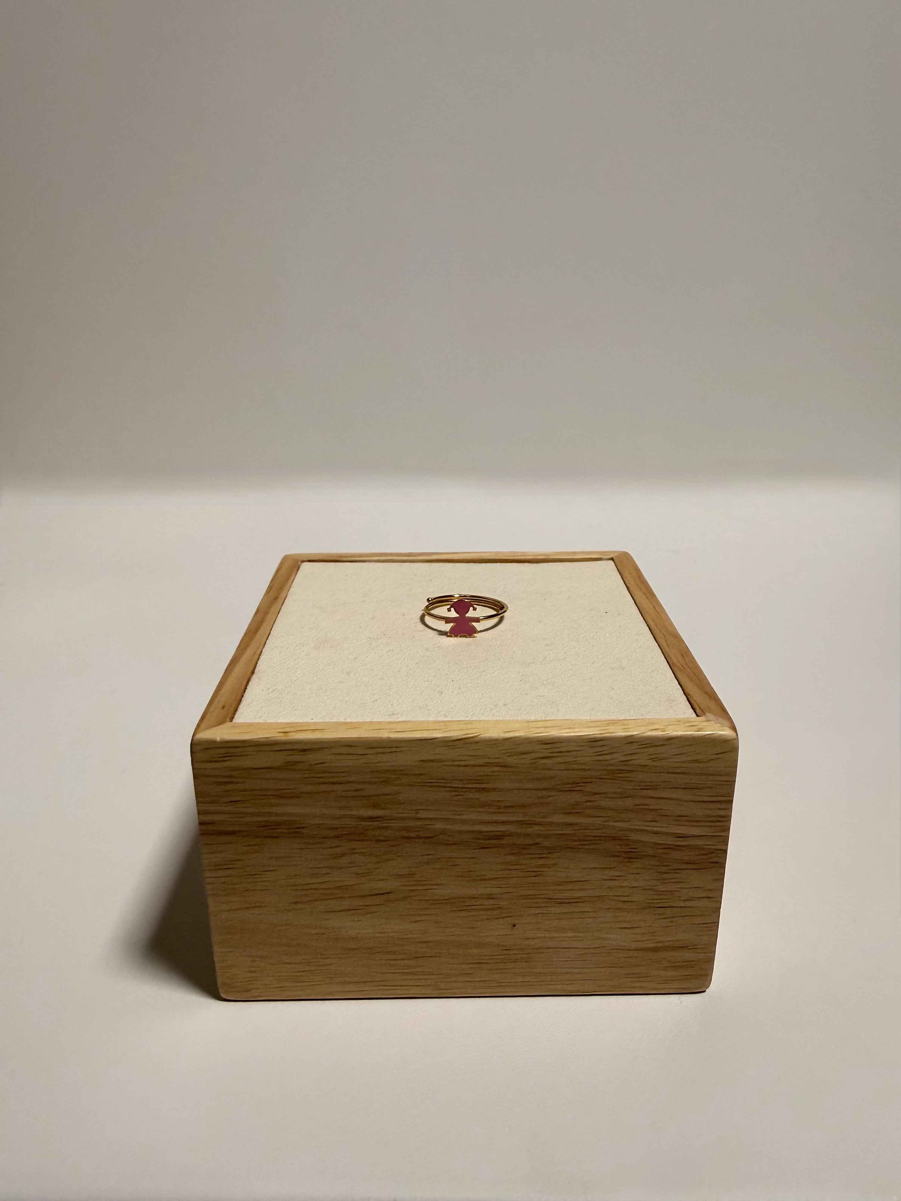 Bague enfant or 375 – Motif petite fille – Émail rose