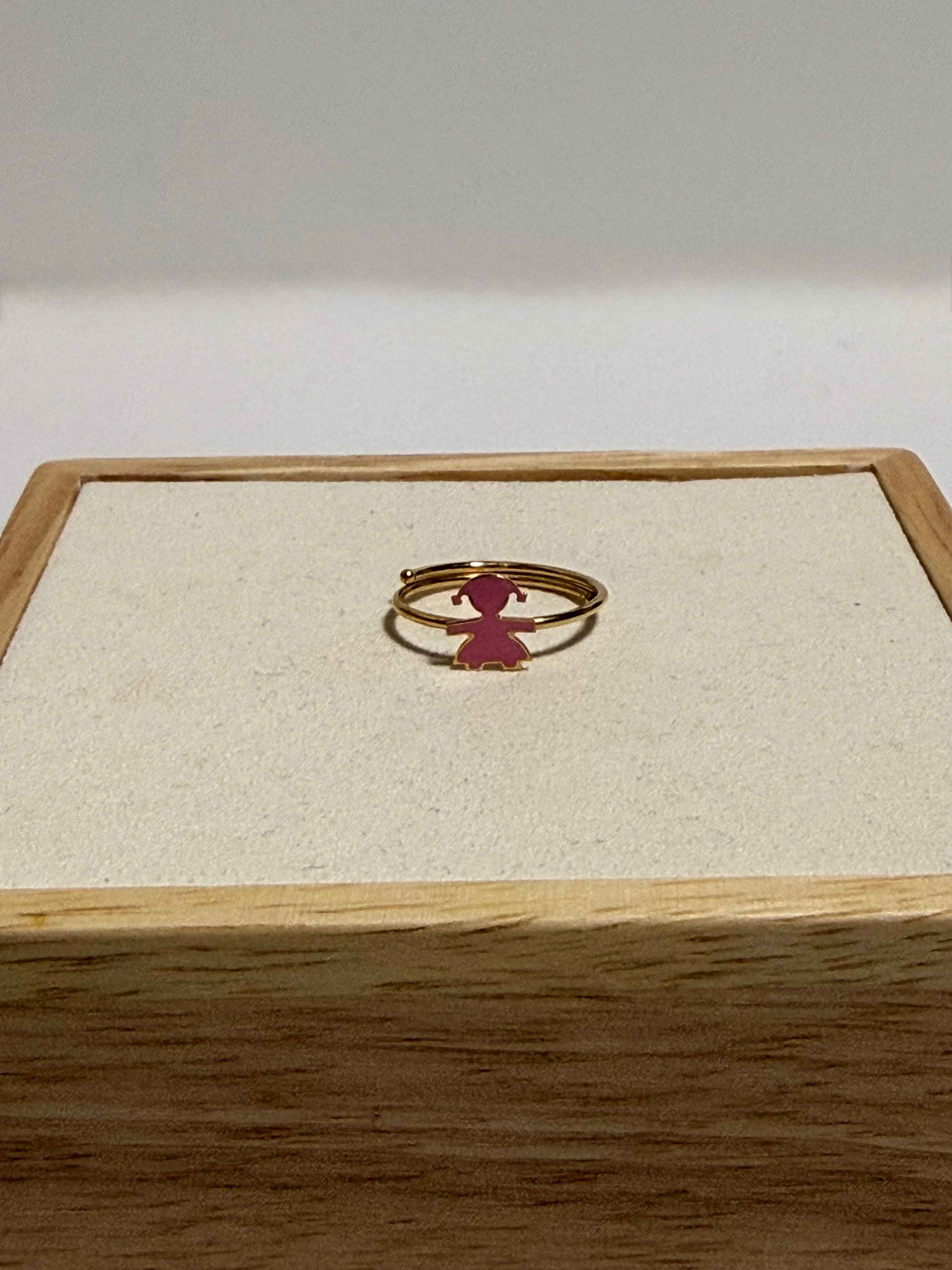 Bague enfant or 375 – Motif petite fille – Émail rose