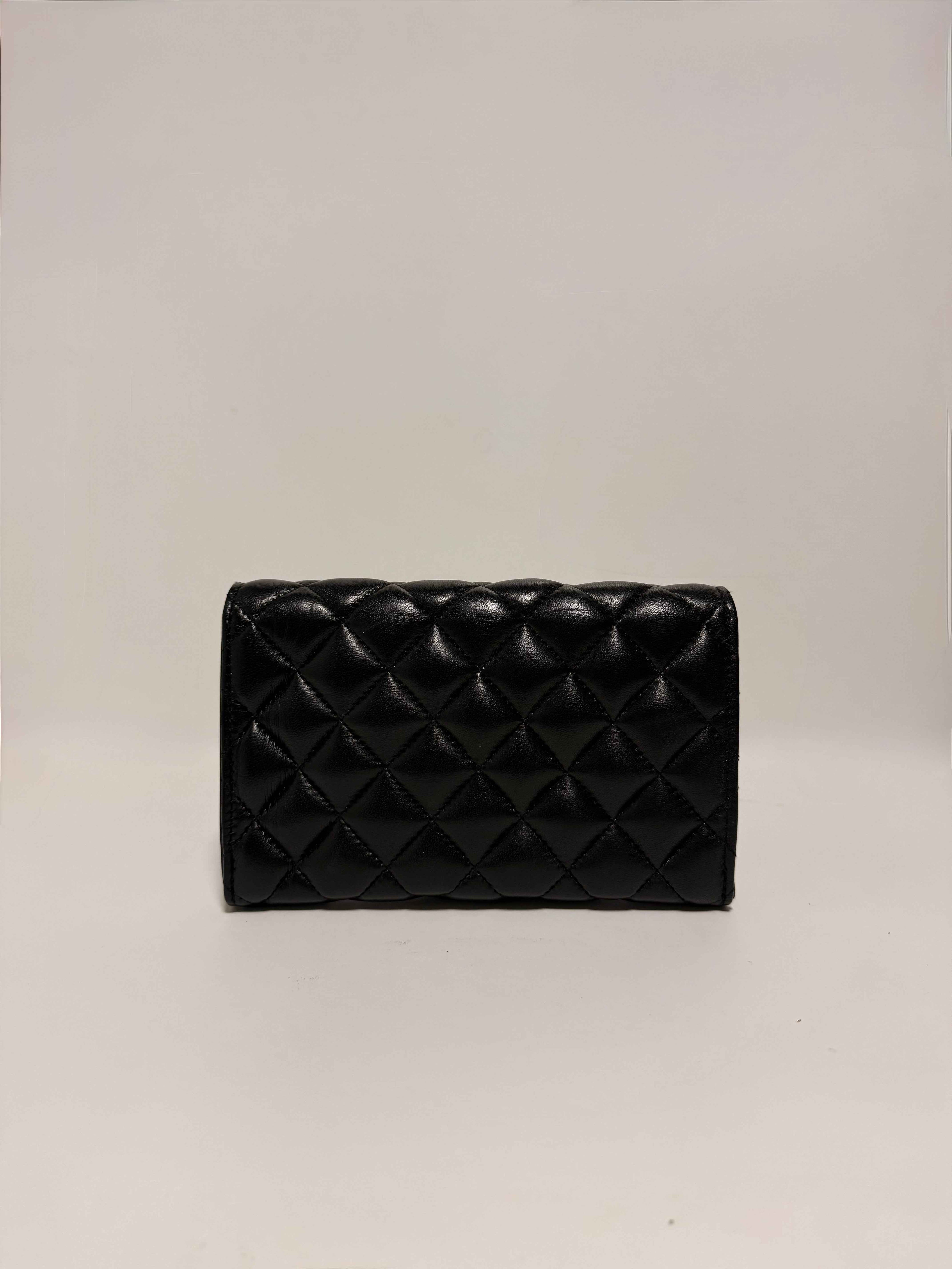 Pochette en cuir noir matelassé – Chaîne argentée