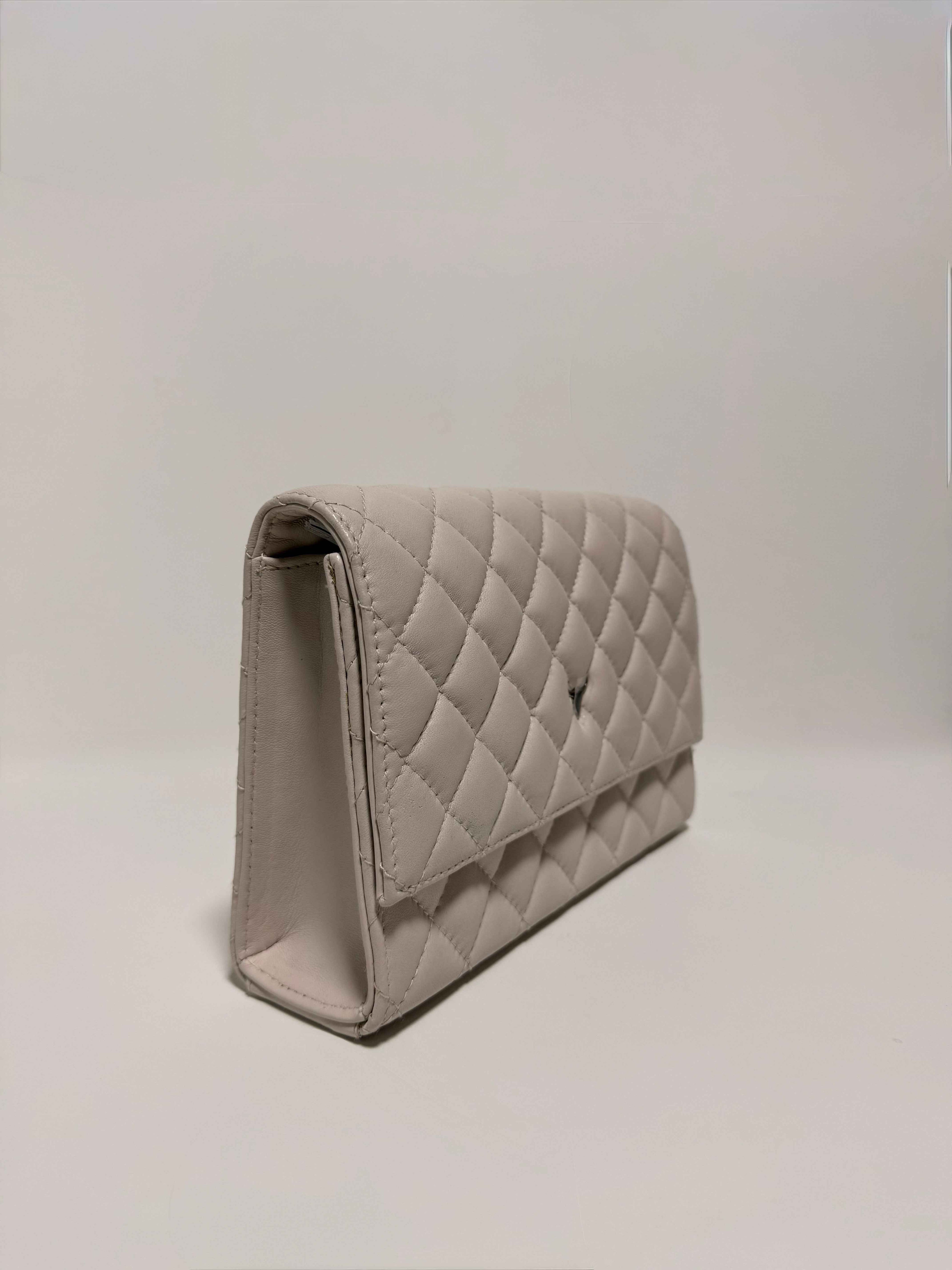 Pochette en cuir matelassé beige