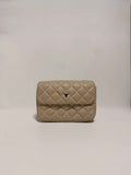 Sac en cuir beige matelassé avec chaîne argentée