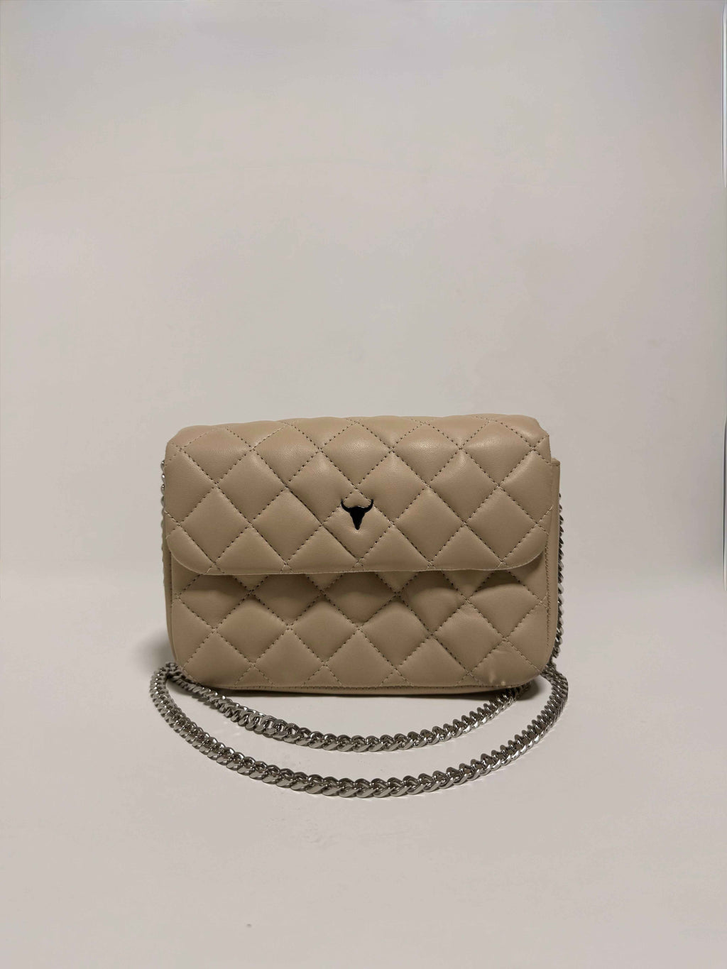 Sac en cuir beige matelassé avec chaîne argentée
