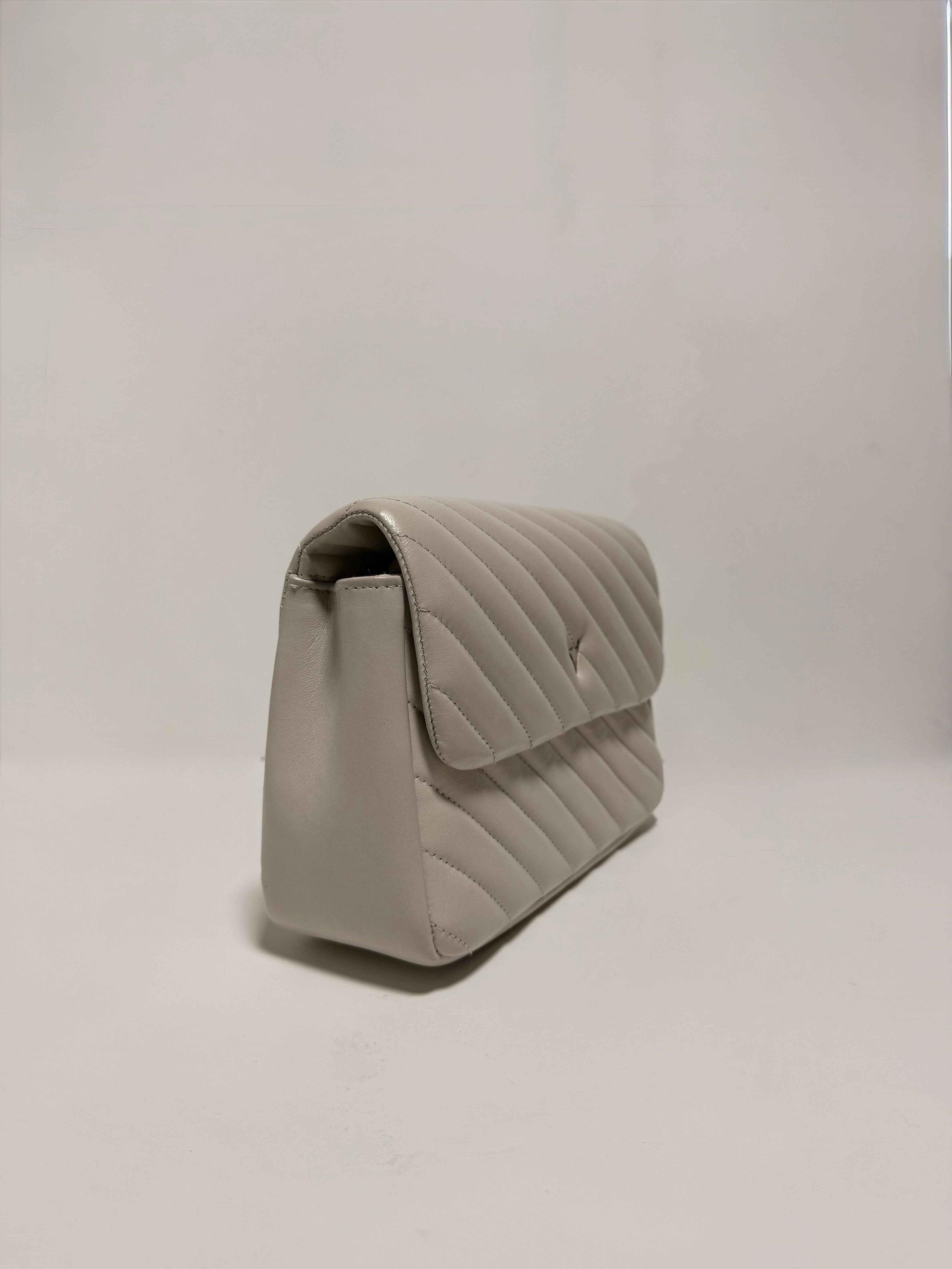 Petit sac bandoulière matelassé beige en cuir